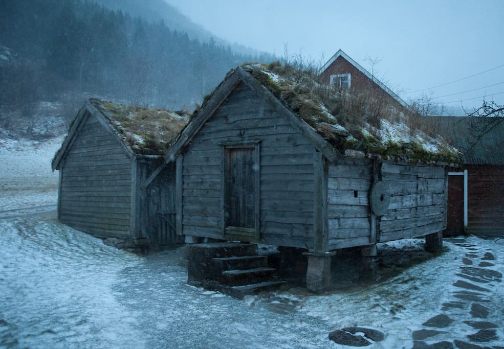 Stabburet og uthusa på garden.