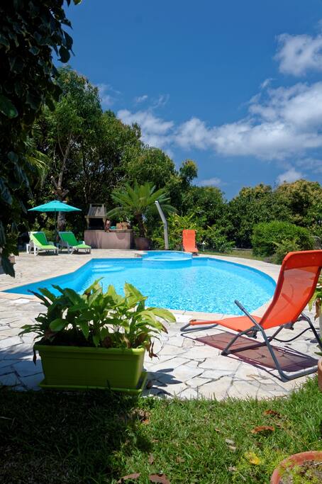 piscine avec jacuzzi, bbq, douche solaire extérieure