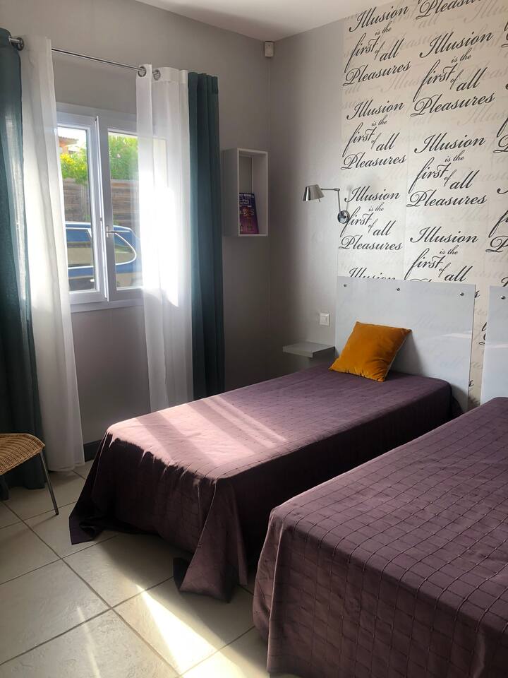 Spálňa s dvoma samostatnými lôžkami a sprchovacím kútom 