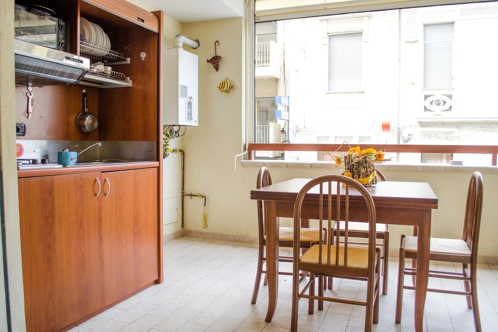 casa verde: angolo cottura e tavolo in veranda