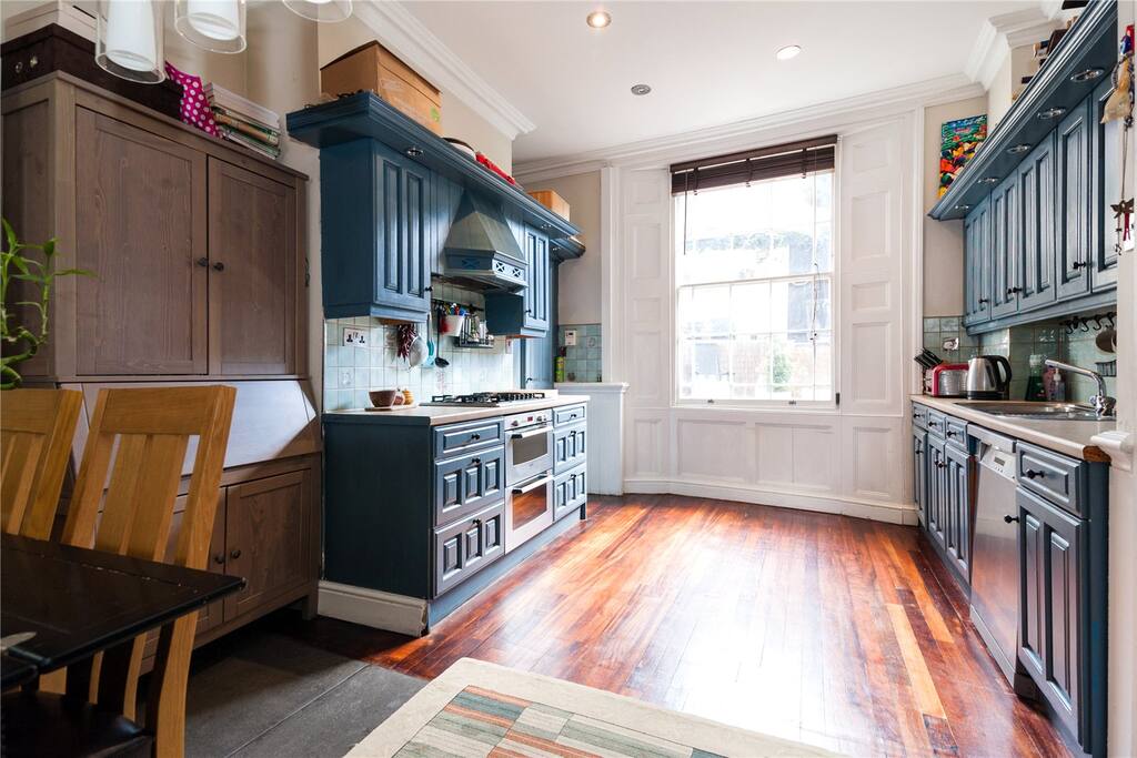 Kitchen - Big Bright and functional