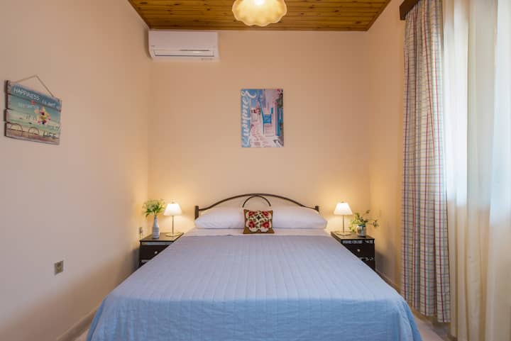 Dormitorio con cama tamaño king.