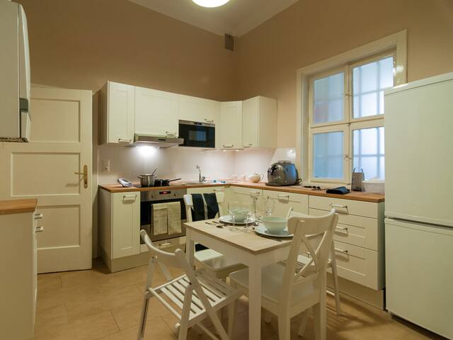 Large 2-bedroom apartment by Judenplatz gallery image 3