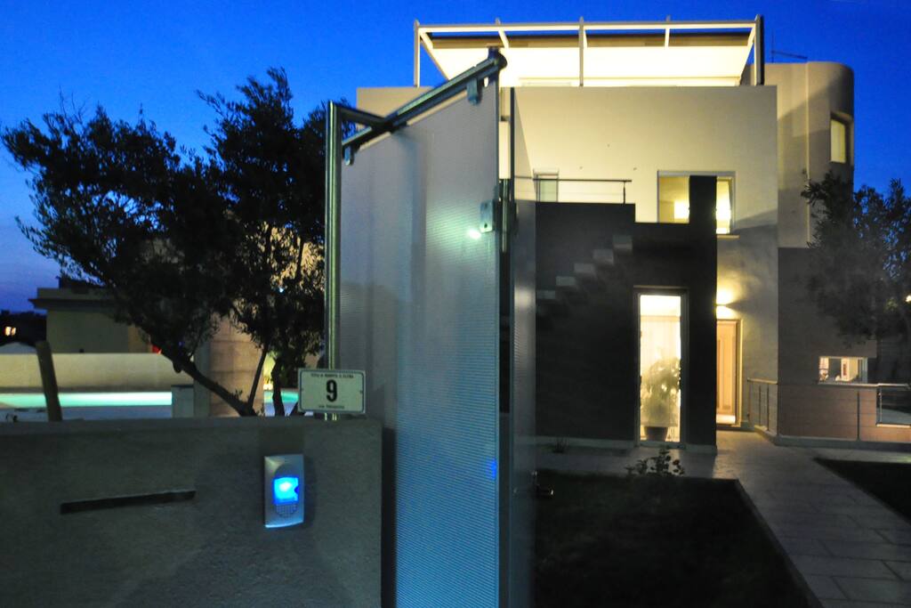 Primary entrance from Via Neapolis 9
