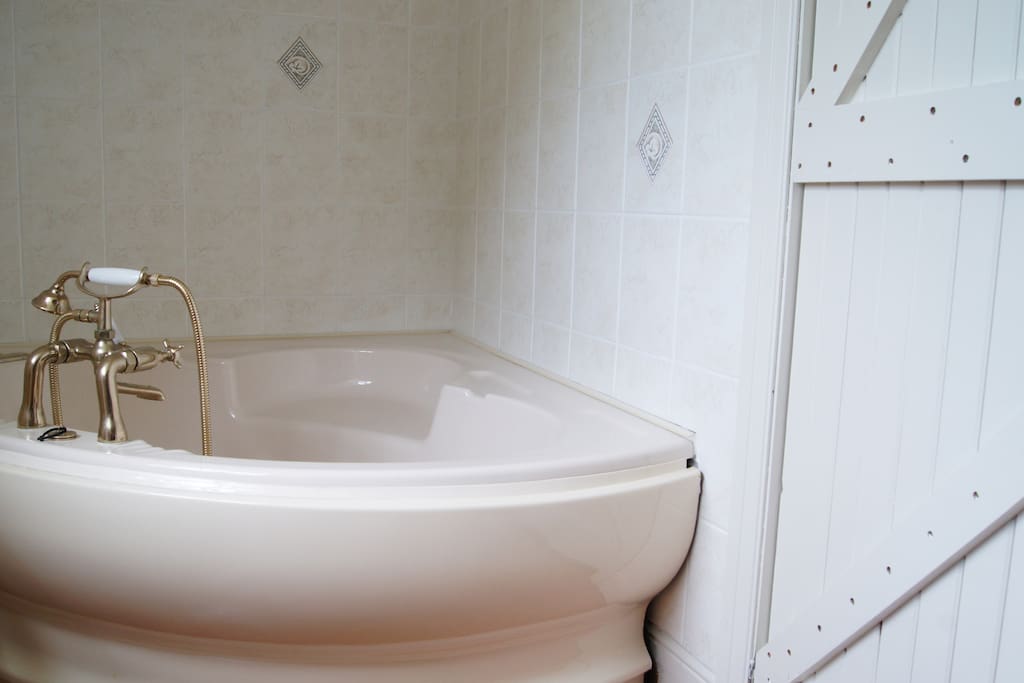 Corner bath
