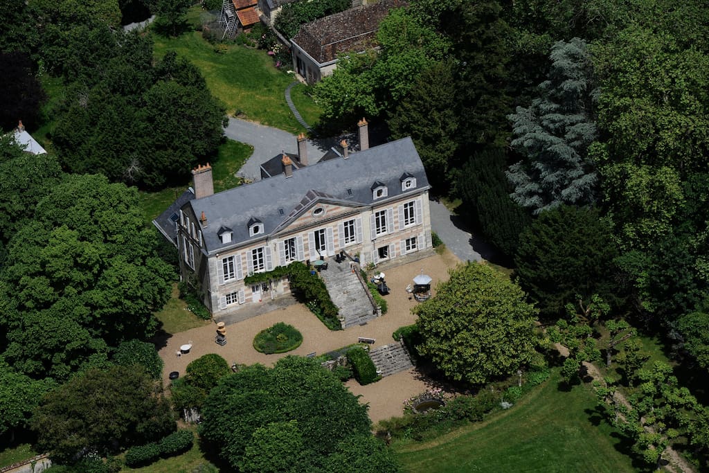 Vue aérienne du domaine, maison des propriétaires et gite à l'arrière, piscine sur la gauche
