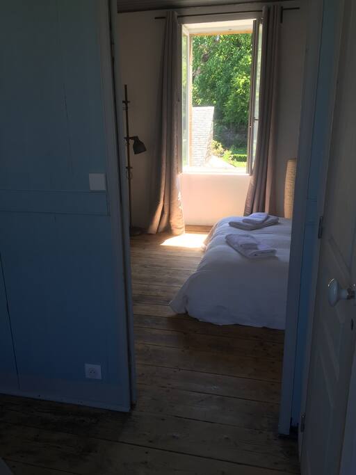 L'entrée de votre chambre. La porte des WC est sur la palier, à l'entrée à droite de la chambre.