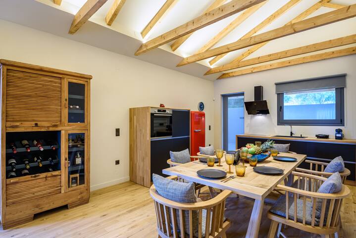 Villa Mirka. Spacious villa with private pool. gallery image 4