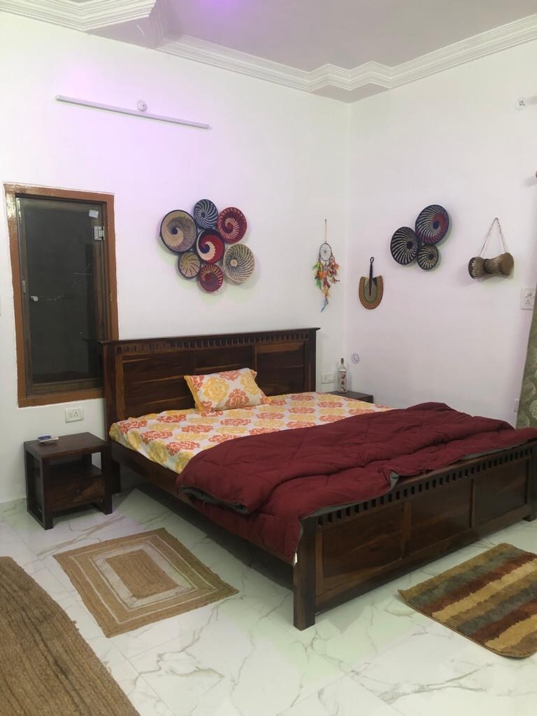 Cheerful Bedroom in Lucknow with personal kitchen - Banwan