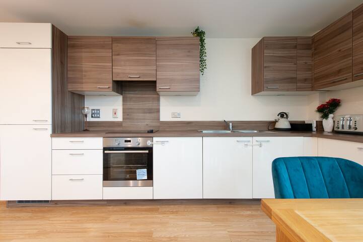 3 bedroom Aldgate East gallery image 3