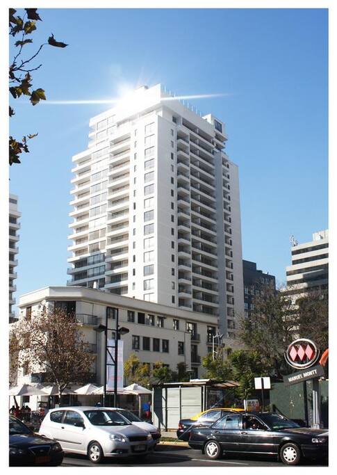 apartamentos de 1 o 2 dormitorios completamente amueblados con baño privado, cocina totalmente equipada con zona de comedor, zona de estar y balcón con vistas a la ciudad y a la montaña. Los apartamentos también incluyen TV de pantalla plana con canales por cable, calefacción, caja fuerte y utensilios de planchado.