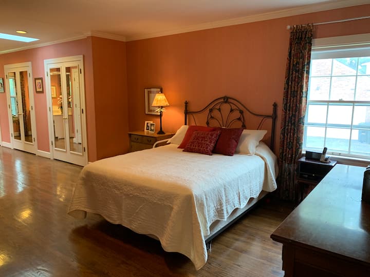 Hlavná spálňa s manželskou posteľou Queen.