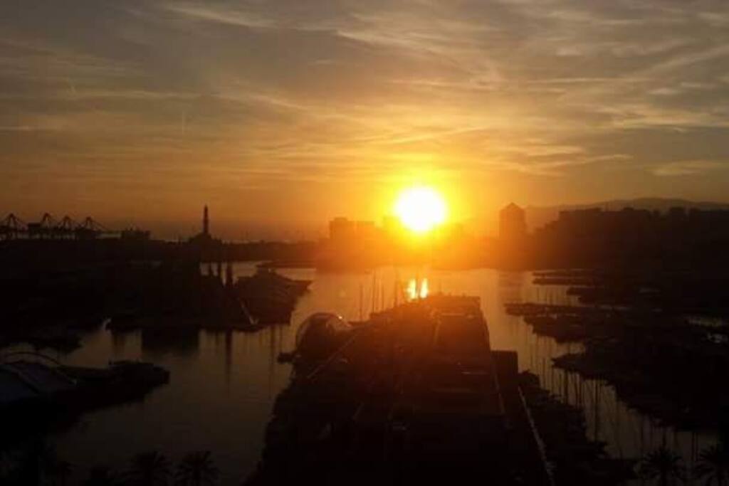 Tramonto sul porto antico a pochi passi da casa