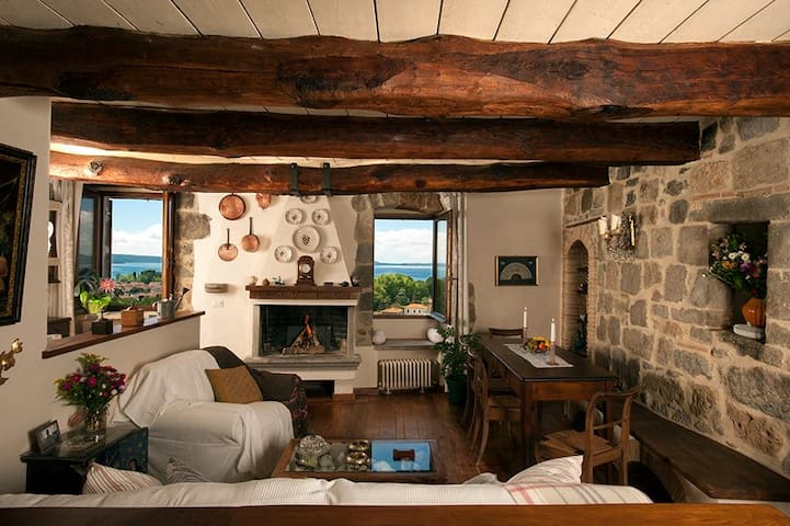 The view with a room - Piazza dei Monaldeschi