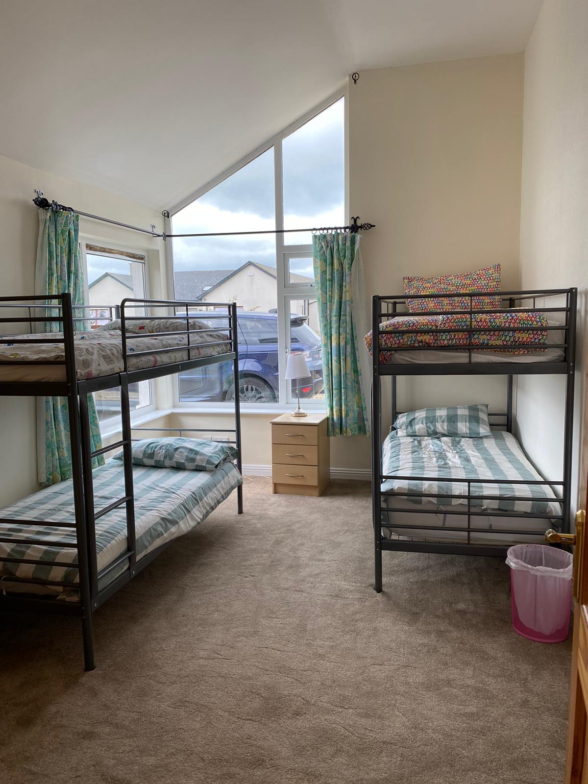 Spálňa 3 pre 4 osoby so zabudovanými šatníkmi