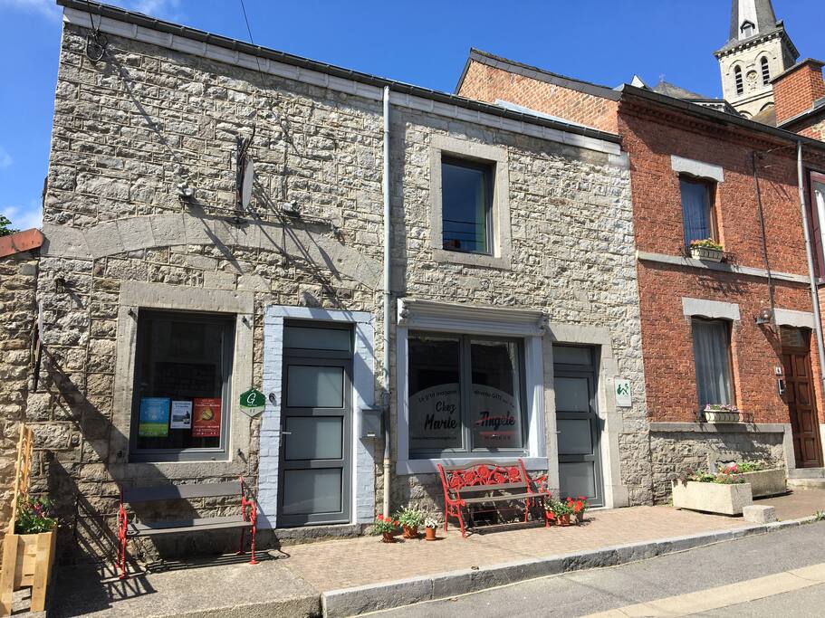 Façade en pierres du pays joliment fleurie