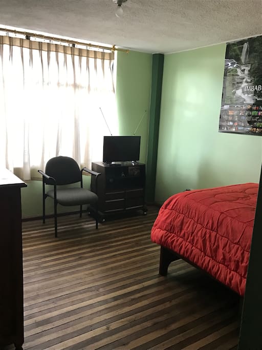 Televisión y espacio para ropa