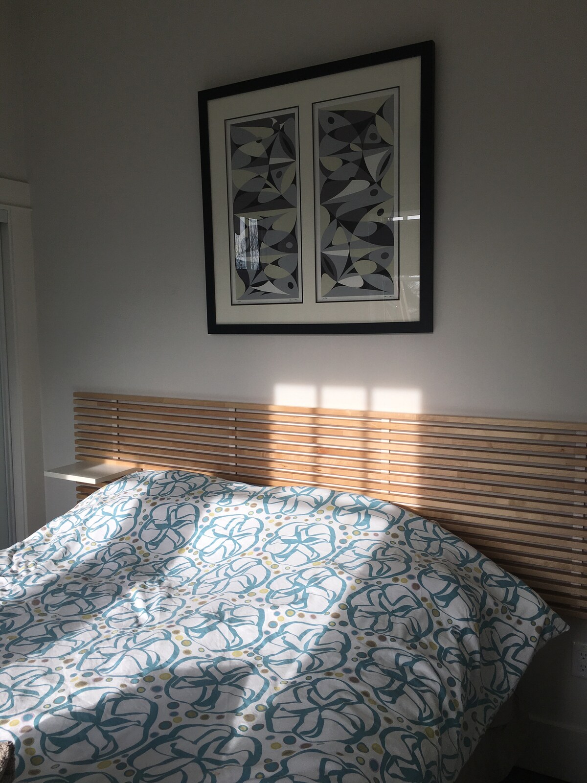 ห้องนอนใหญ่ที่มีแสงแดดส่องสว่าง