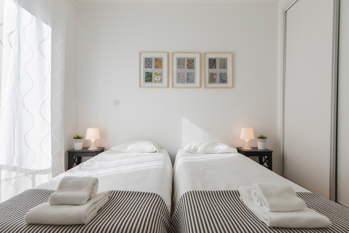 Втора спалня с 2 единични легла, които могат да се използват отделно или заедно. В тази спалня можете да намерите и играчки за по - младите. 