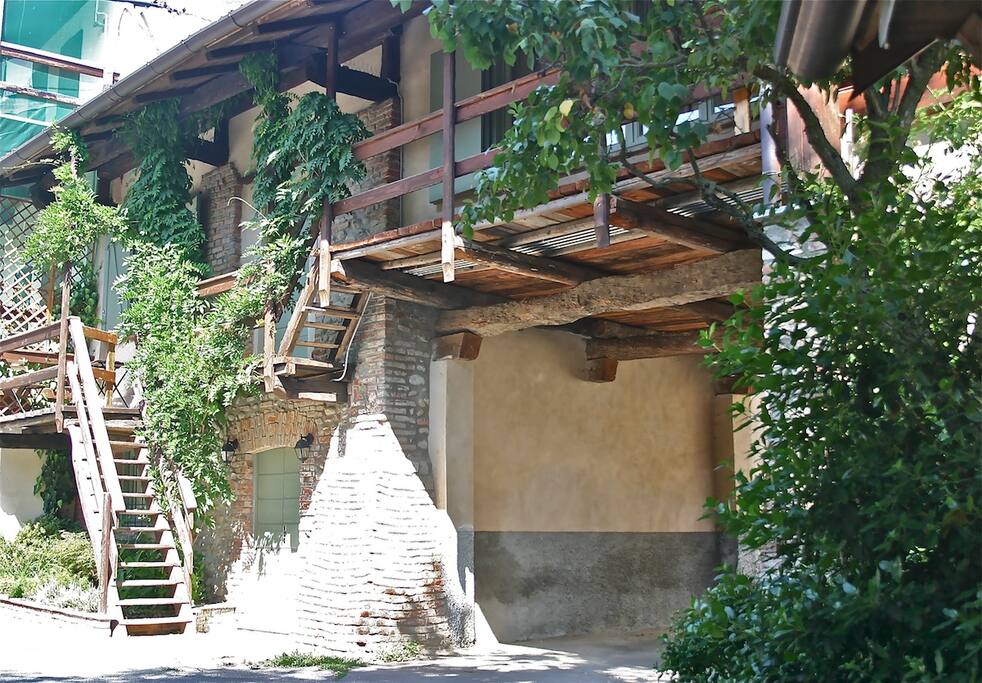 Immagine sul lato della scala esterna di accesso al ballatoio