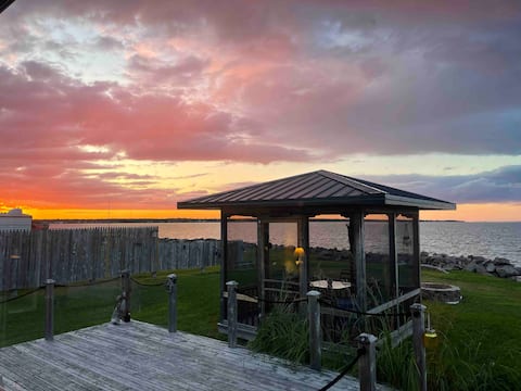 Quaint and cozy waterfront cottage