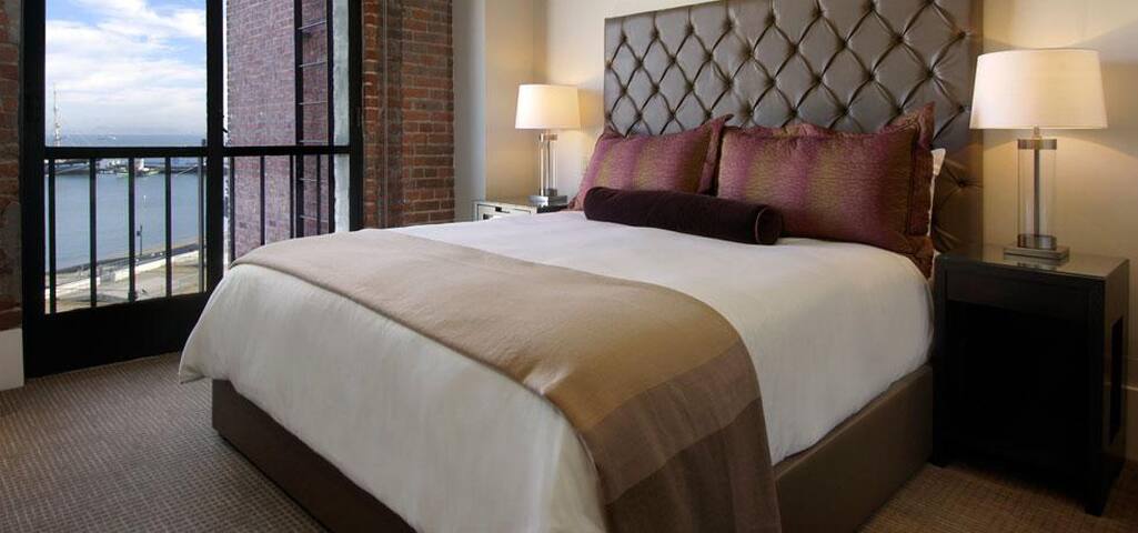 Luxury Bay View 2 bedroom suite with hotel service gallery image 4