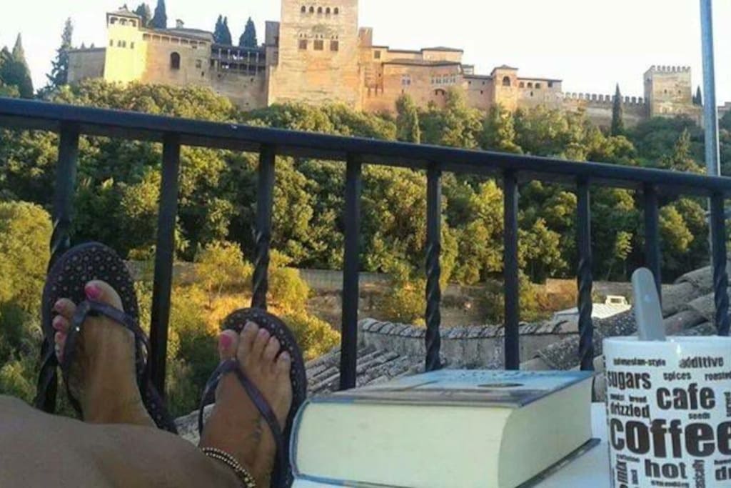 Relajate al lado de la alhambra en un LUGAR UNICO, un apartamento que transmite LUZ Y PAZ