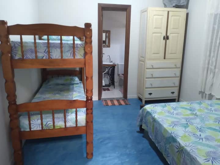 房间1配有一张双人床和一张双层床。