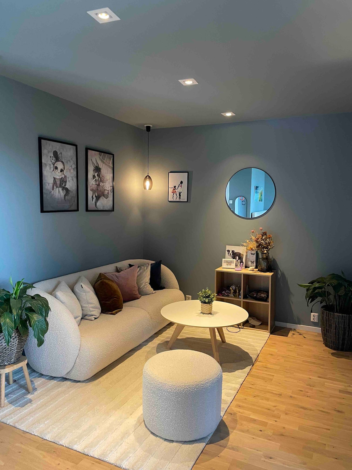 Dormitorio 1 piso con TV privada y sofá