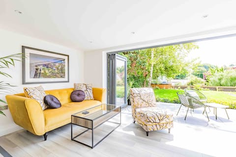 Successful Airbnb property: Redland House with parking space in Abbots Leigh