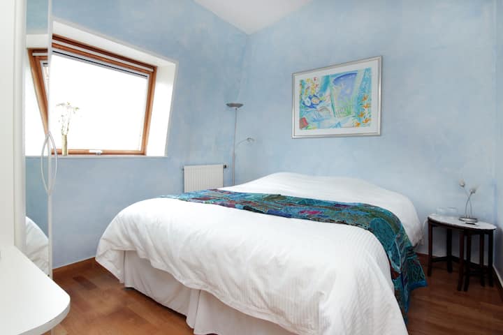 A 2m wide (super kingsize) bed or 2 twins.   The linen is luxurious 600 count cotton.