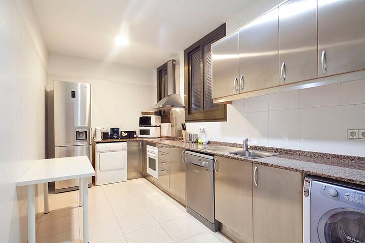 Executive Cataluña 1, 6 Bedrooms. WIFI, A/C gallery image 5