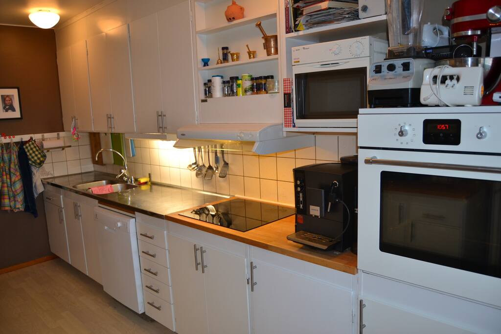 Kök med basutrustning plus blender, juicemaskin och torkugn