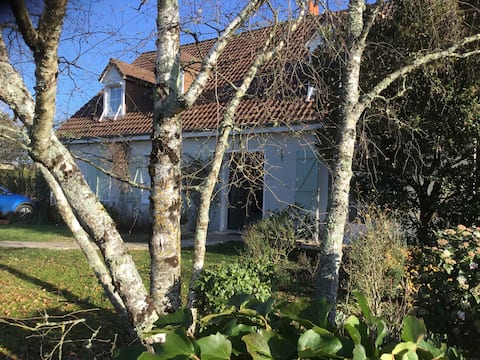 Annonce Airbnb populaire: Private apartment in country house. à Mont Près Chambord