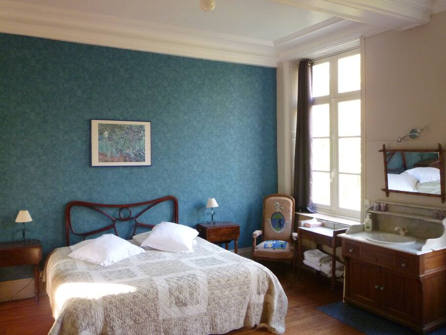 Le meuble lavabo entre les deux fenêtres