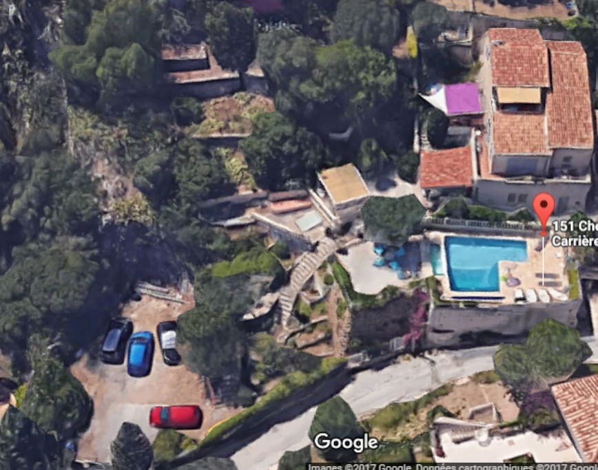 vue par satellite de la maison avec la piscine et le parking