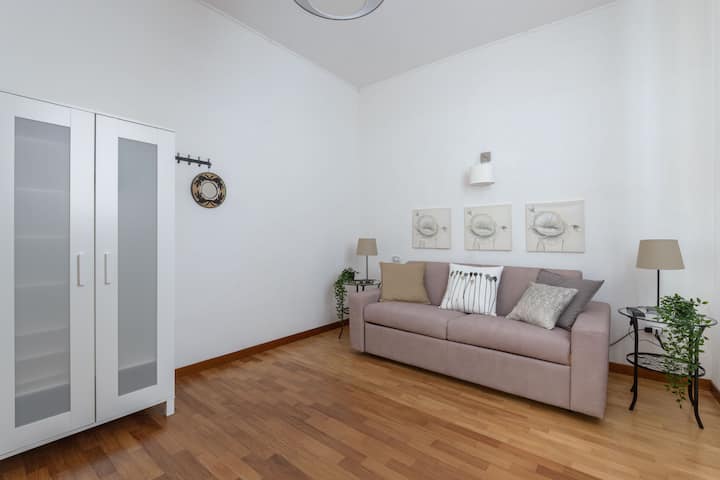 The living room (fan, no air condition), smart tv.