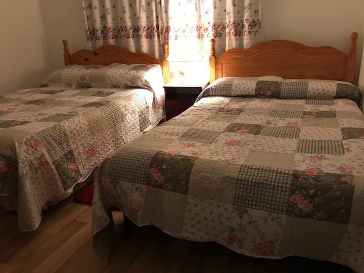 Dormitorio uno: cama doble y cama de 4 pies.