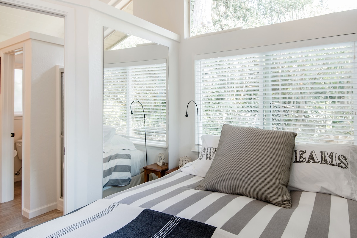 Საწოლი ტევადი სააბაზანოსა და საგარდერობო სივრცის მიმდებარედ მდებარეობს. Ჯიბის კარი ხელმისაწვდომია ბანაობის სივრცეში კონფიდენციალურობისთვის.