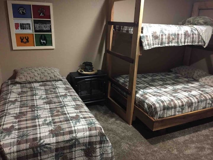 地下室的双层床房最多可入住6人