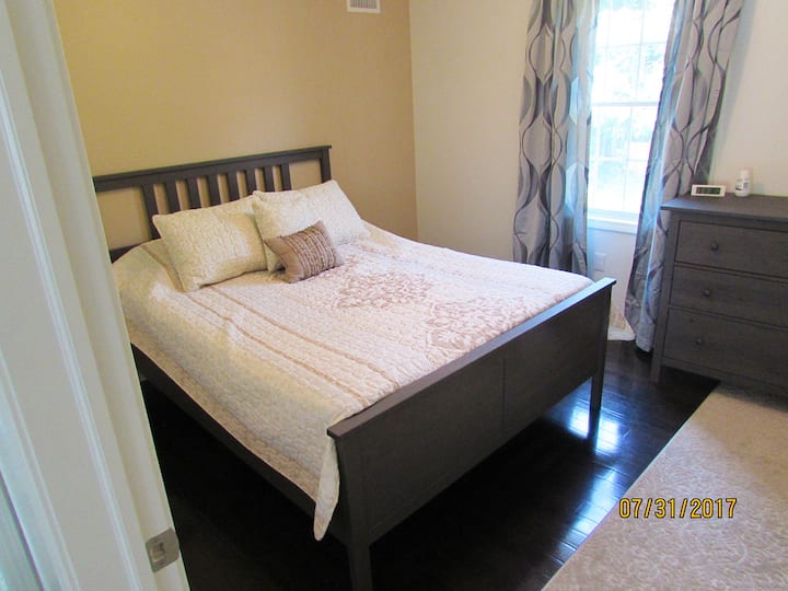 غرفة نوم ثانية مع سرير بحجم كوين