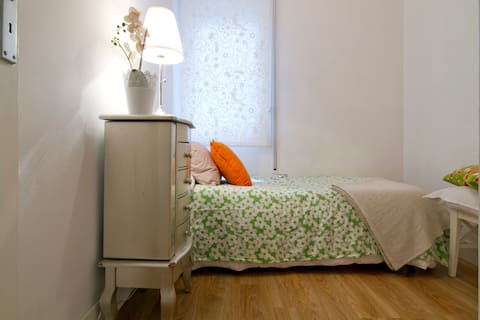 Habitación en un piso acogedor y tranquilo