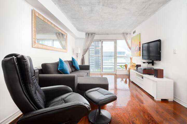 2BR Condo by CN Tower/ Rogers gallery image 3