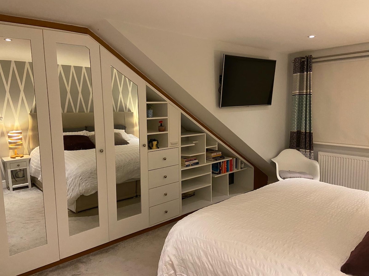 تلفزيون ذكي مثبت سكاي كيو