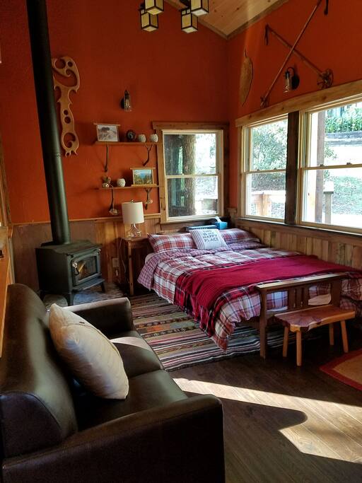 Futon turns into queen size bed for additional guests.
