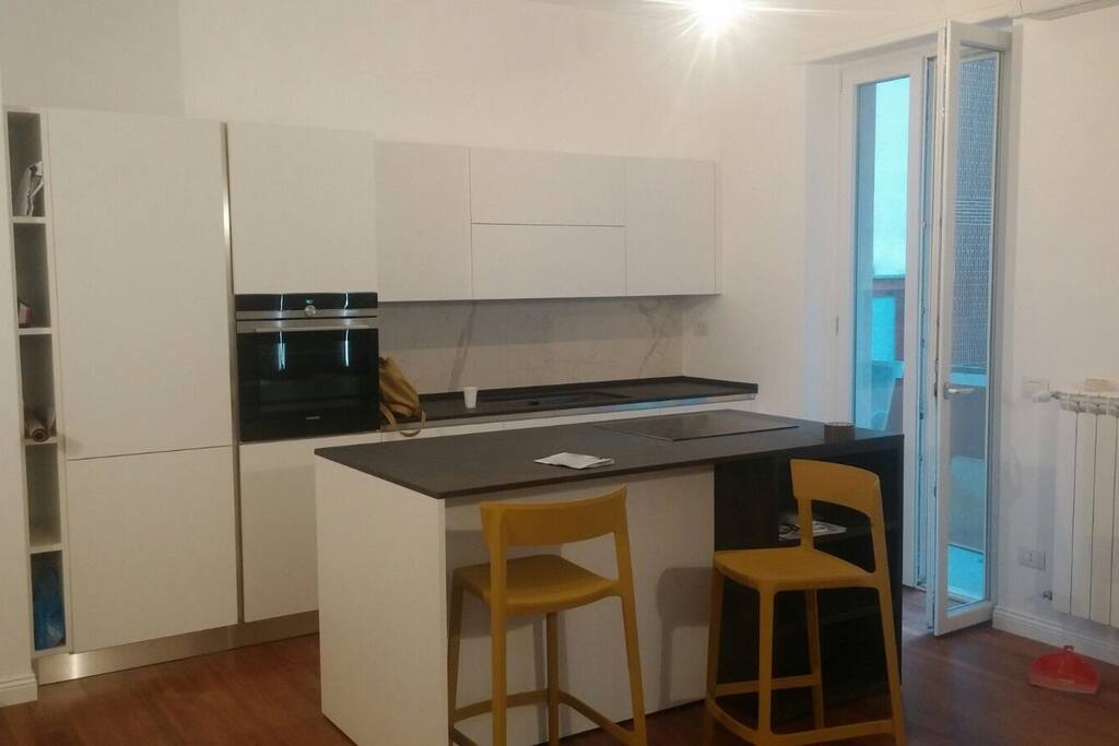 Cucina con isola a vista