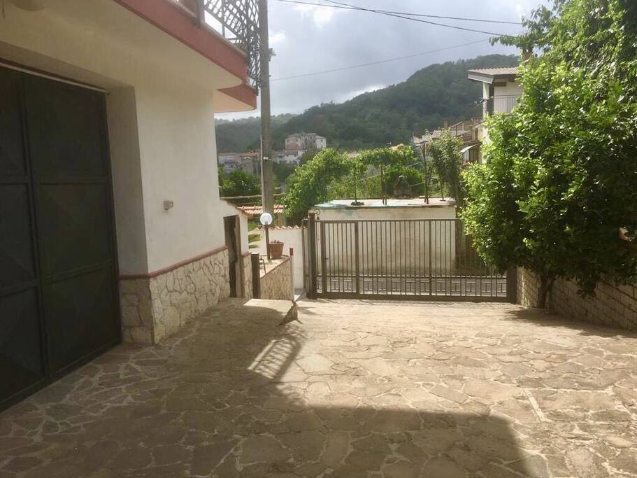 Esterno - spazio parcheggio.