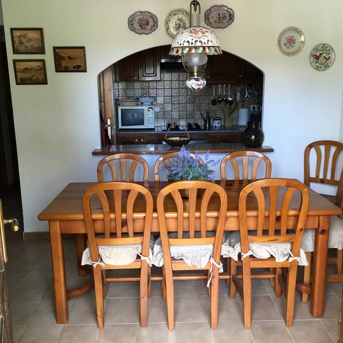 Cocina americana, acceso al jardín y mesa comedor