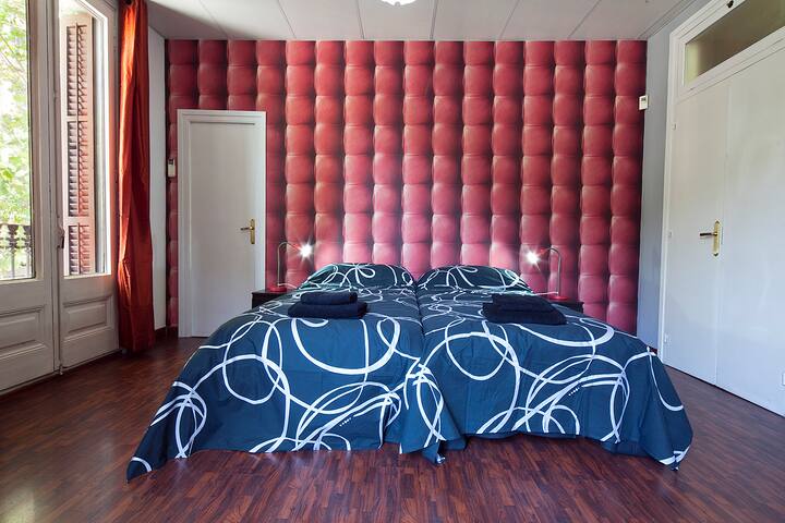 Executive Cataluña 4, 5 bedrooms , WIFI, AC gallery image 3