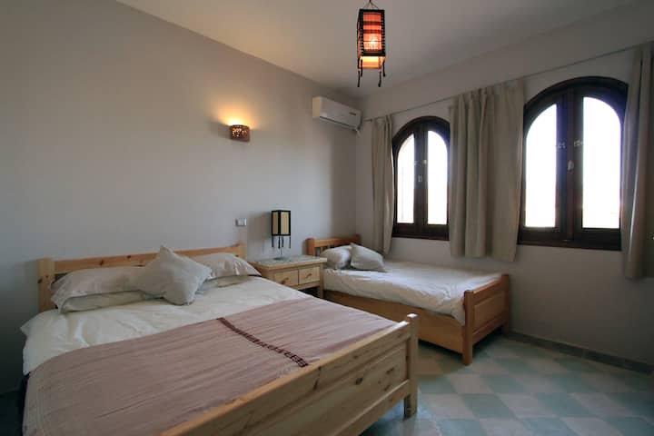 Chumba cha kulala mara tatu - kitanda kimoja cha watu wawili na kitanda kimoja